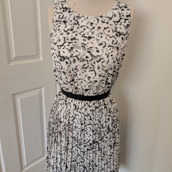 Guess Black and White Pleated Midi Dress for Wedding Guest - Picture 1 of 10